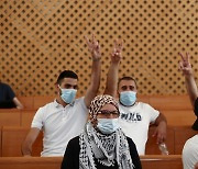 '예루살렘 토지 분쟁'..승리의 'V' 표시하는 팔레스타인