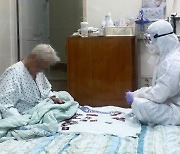 홀로 격리된 치매 할머니와 '방호복 화투'.."가장 아름다운 간호사"