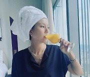 '주영훈♥' 이윤미, 5성급 호텔서 우아미 폭발..물도 와인처럼 마시네