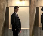 김수현, 오차 없는 황금 비율..섹시한 슈트핏 [리포트:컷]