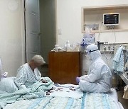방호복 입고 할머니와 화투 사진 주인공은 삼육서울병원 간호사