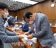 [포토]최민호 세종시당위원장에게 손수건 전달하는 이준석 대표