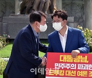 [포토]권성동 국회의원 1인시위 현장 방문한 윤석열