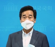 [포토]취재진 질문에 답하는 이낙연