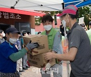 [포토]삼계탕 박스 나르는 이준석 대표