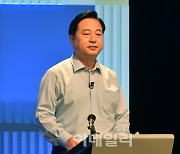 [포토]토론 준비하는 김두관 후보