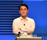 [포토]TV토론에 앞서 팔짱 낀 박용진