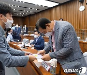 이준석 대표, 지역당 위원장에게 손수건 전달.."땀흘려 뛰어 달라"