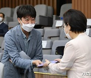 "땀흘려 뛰어주세요" 이준석, 시·도당위원장들에게 손수건 전달