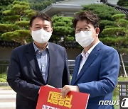 윤석열, 권성동 의원 1인시위 현장 방문