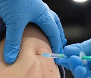英 코로나 백신 연구팀, '델타 변이 전용 백신' 개발 필요성 제기