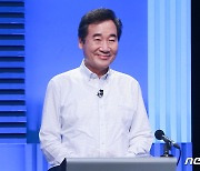 토론회 준비하는 이낙연 '밝은 미소'