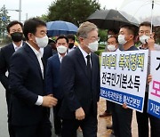 "현직 프리미엄" VS "코로나에 자리 비우냐"..이재명 경기지사 '직' 공방