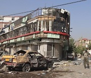 장관 노린 테러, 주도 점령 앞둔 탈레반.. 아프간 혼란 가중