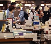 삼성 그만두고 '베스트셀러' 된 작가, 또 서점가 휩쓸었다