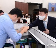 윤석열, 또 논란..의원 신고식 방문 "국회 방역수칙 어겼다"