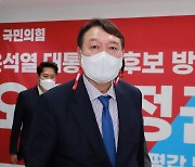 윤석열 '쩍벌 다리' 논란에.. 정청래 "강아지 동원할 일?"