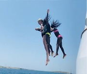 '싱글맘' 샤를리즈 테론, 입양한 흑인 두 딸과 바다에 풍덩 "멋있는 엄마"[Oh!llywood]