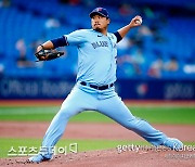 '로저스센터 첫 등판' 류현진, CLE전 7이닝 2실점..시즌 11승·AL 다승 공동 선두(종합)
