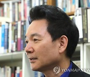 연합뉴스와 인터뷰하는 장성민 전 의원