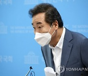 기자 질문 듣는 이낙연