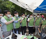 쪽방촌 봉사활동 마치고 파이팅 외치는 국민의힘 대선 경선 후보들