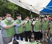 쪽방촌 봉사활동 마치고 파이팅 외치는 국민의힘 대선 경선 후보들