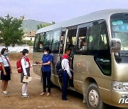 '통학버스' 타는 북한 연산군 읍협동농장 아이들