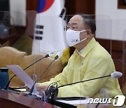 부총리실 비서관 확진..홍남기 음성 판정(종합)