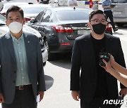 '차량시위 주도' 비대위 대표, 경찰 출석.."자영업자 탄압"