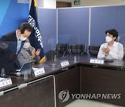 '스타트업기업인들과의 대화' 참석자들에게 인사하는 정세균