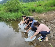 경남 수산자원연구소, 민물고기 방류.."수생태계 복원"