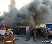 부산 가구공장 창고서 불..인명피해 없어