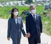 '애처가 면모' 아내와 데이트 사진 올린 이재명 "김혜경 남편입니다"