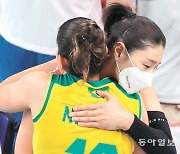 김연경, 브라질 절친과 '아쉬운 포옹'..경기는 졌지만 우정은 남았다