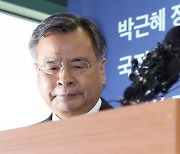 경찰, '포르셰 의혹' 박영수 前특검 소환 조사