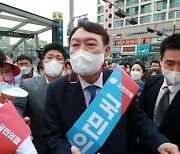 與 "윤석열, '친박 구애' 반성문 쓰나?..자기분열 단계"