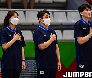 [JB포토] U19 농구월드컵, 국민의례하는 박수호감독과 이상훈 코치, 추연경 코치