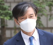 朴 불구속 계획 보도에..조국 "尹, 친박표 구걸 위한 비겁한 변명"