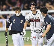 [MD포토] 부상으로 교체되는 김재호