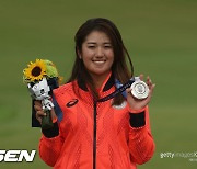 일본 올림픽 골프 첫 은메달 이나미 모네, 1억 포상금에 5년 투어시드 '화끈'