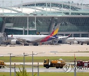 계속되는 폭염에 살수차 동원된 인천공항