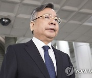 경찰, '포르쉐 의혹' 박영수 10시간 반 소환 조사(종합)