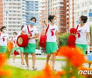 북한 "출근길 선동으로 거리에 활력 주는 평천구역 여맹원"