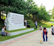 북한, 김일성·김정은 방문 중학교 조명..대 이은 '후대 사랑' 선전