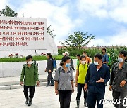 [노동신문 사진] 김정은 다녀간 뒤 '현지지도 표식비' 세운 대청리