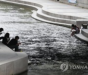 그늘에서 무더위 피하는 시민들