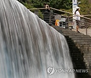 폭염 날리는 청계천 폭포