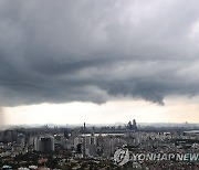 먹구름 낀 서울 하늘
