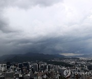 먹구름 가득한 서울 하늘